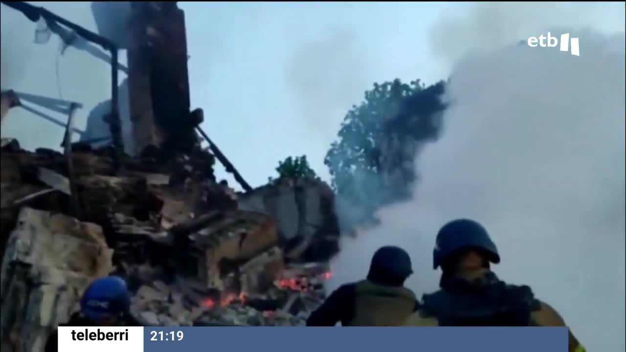Mientras, en Mariupol, el batallón Azov, sitiado en la acería Azovstal, ha anunciado que luchará "hasta el final". Por otro lado, el viceprimer ministro ruso ha visitado hoy Mariupol.