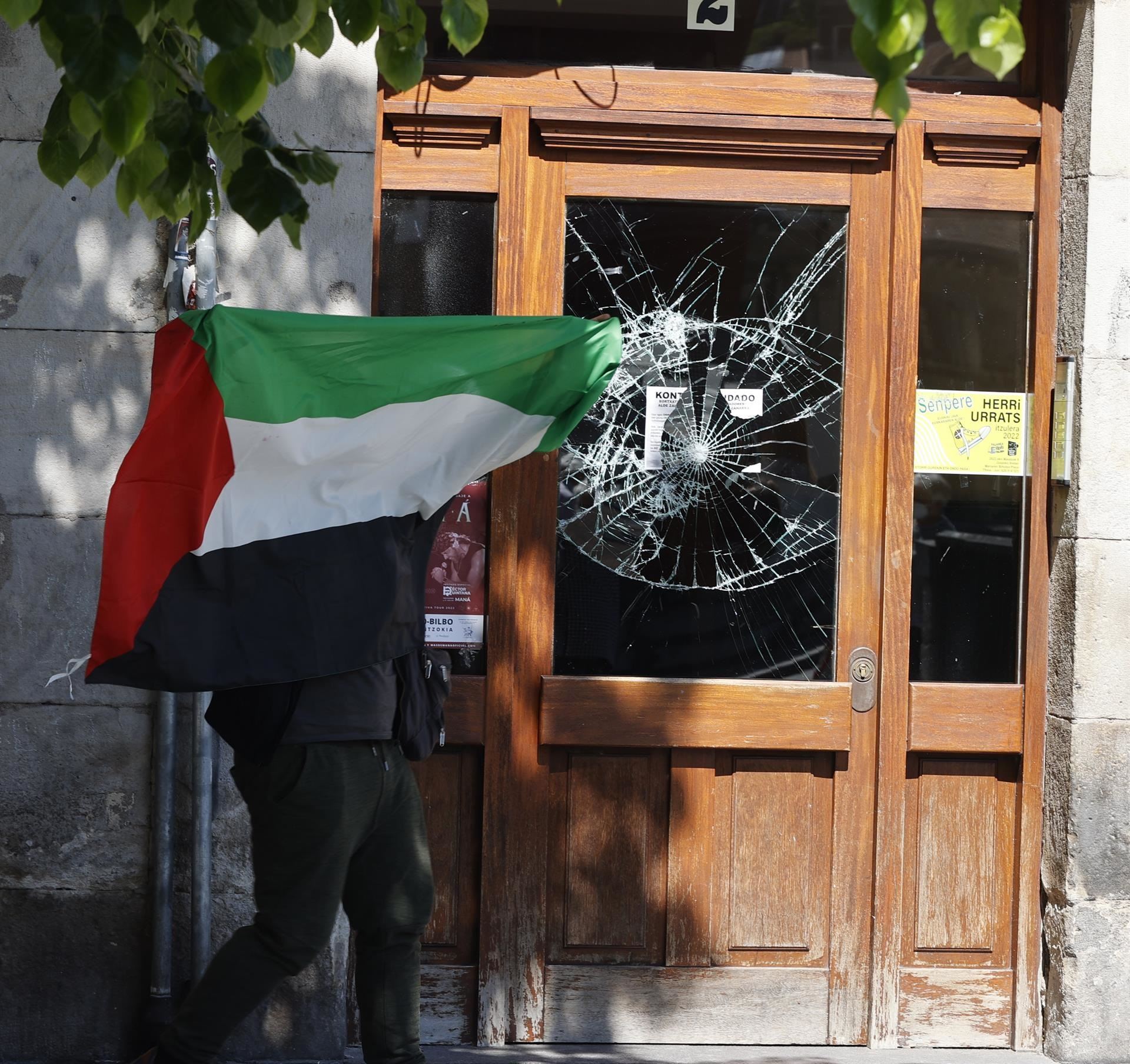 Istiluetan apurtutako atari bateko kristala. Argazkia: EFE.