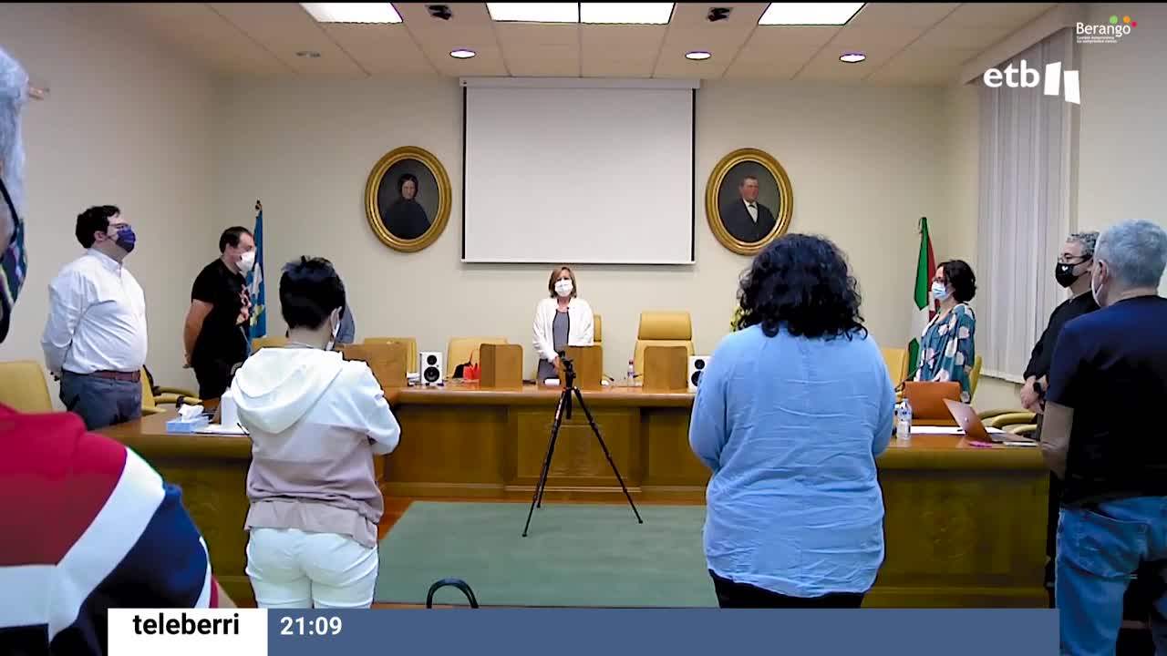 El Ayuntamiento de Berango realizó un minuto de silencio en homenaje. Imagen de EITB MEDIA.