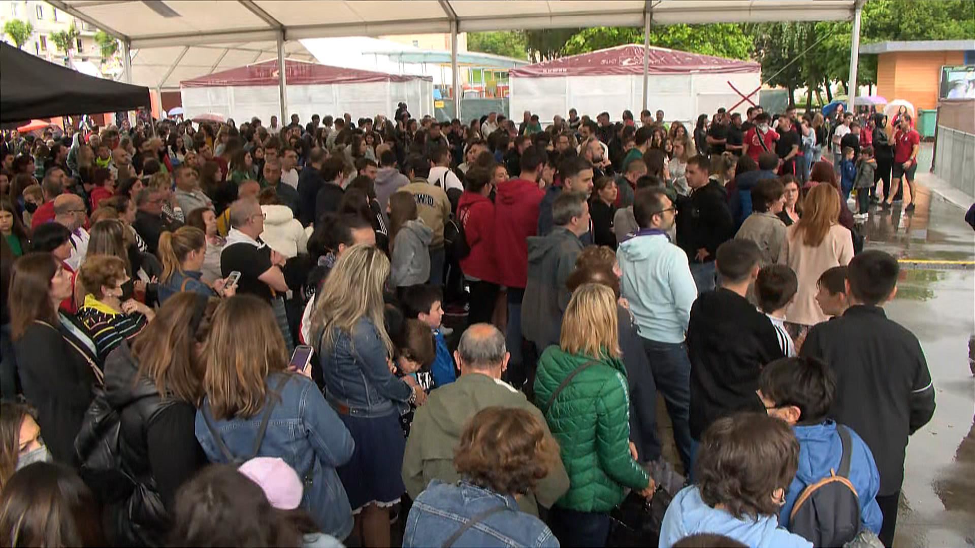 Centenares de vecinos en la concentración de repulsa. Captura de imagen de un vídeo de EITB Media