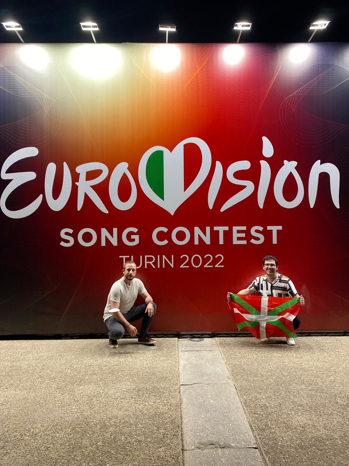Aitor Urresti, con la ikurriña, en la gala de Eurovisión