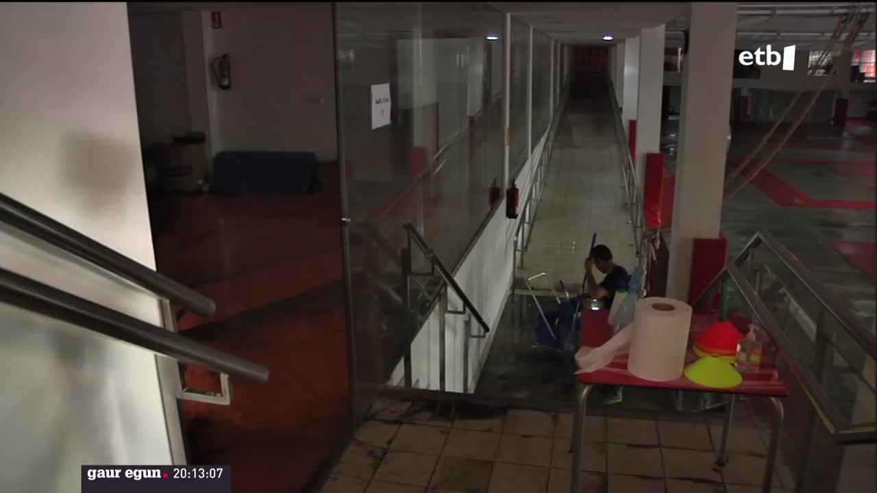 Igande arratsalde honetan, euri zaparrada handiak izan dira Gipuzkoako ekialdean. 16:30ak pasatxo, kostaldetik enbata sartu eta gogotik bota du euria; ordu erdian, 30 litro metro koadroko bota du. Kaleetan, kotxeen barrualdeetan, lokaletan, etxeetan… Ur putzuak nonahi izan dira.