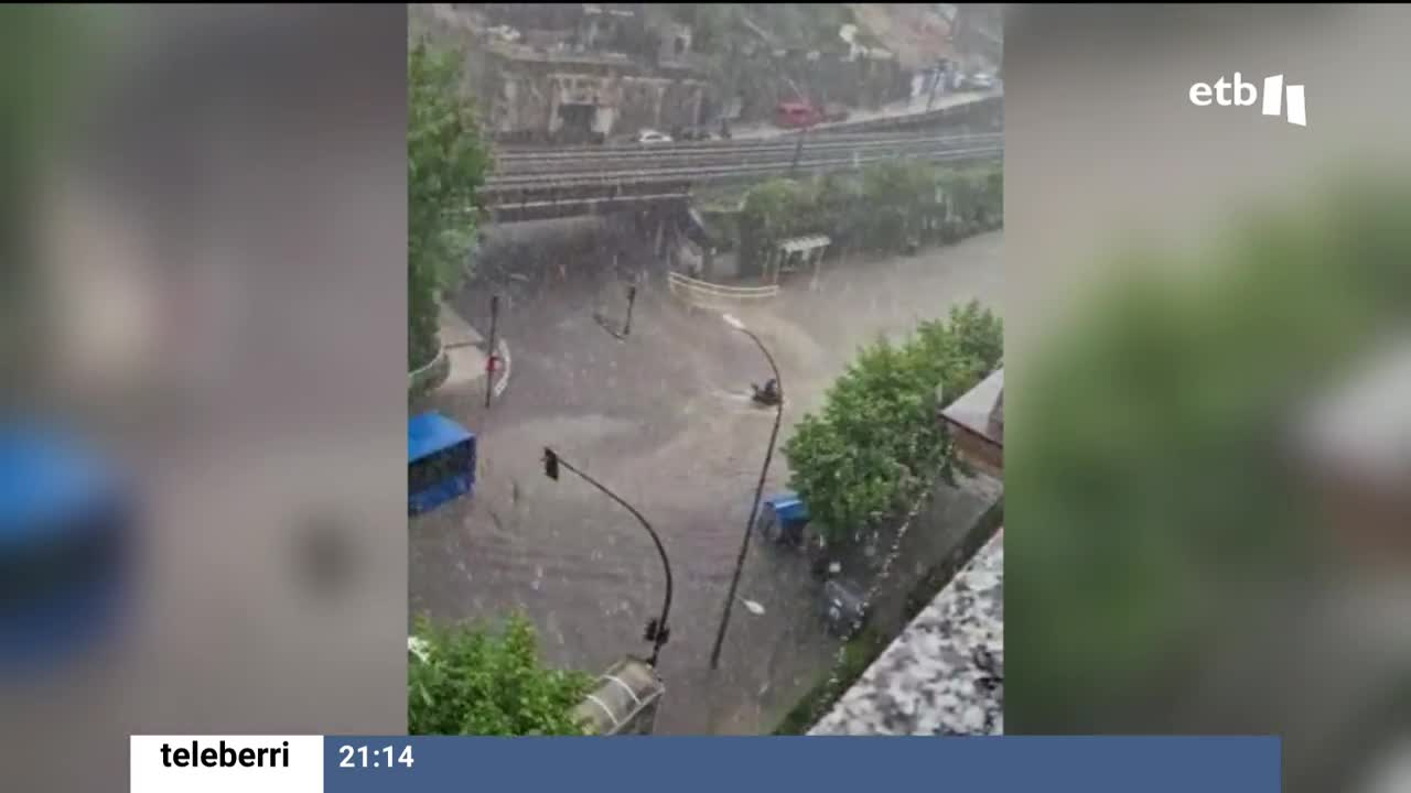 En la capital donostiarra se han llegado a acumular más de 30 litros de agua por metro cuadrado en media hora. La tromba de agua ha dejado daños en varios locales.