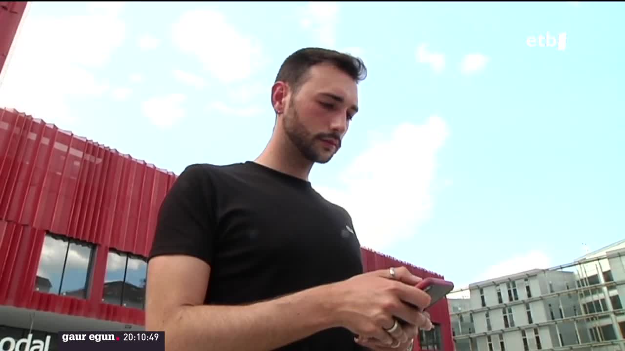 Asier Robredo, eraso homofobo baten biktima. Bideotik hartutako irudia.