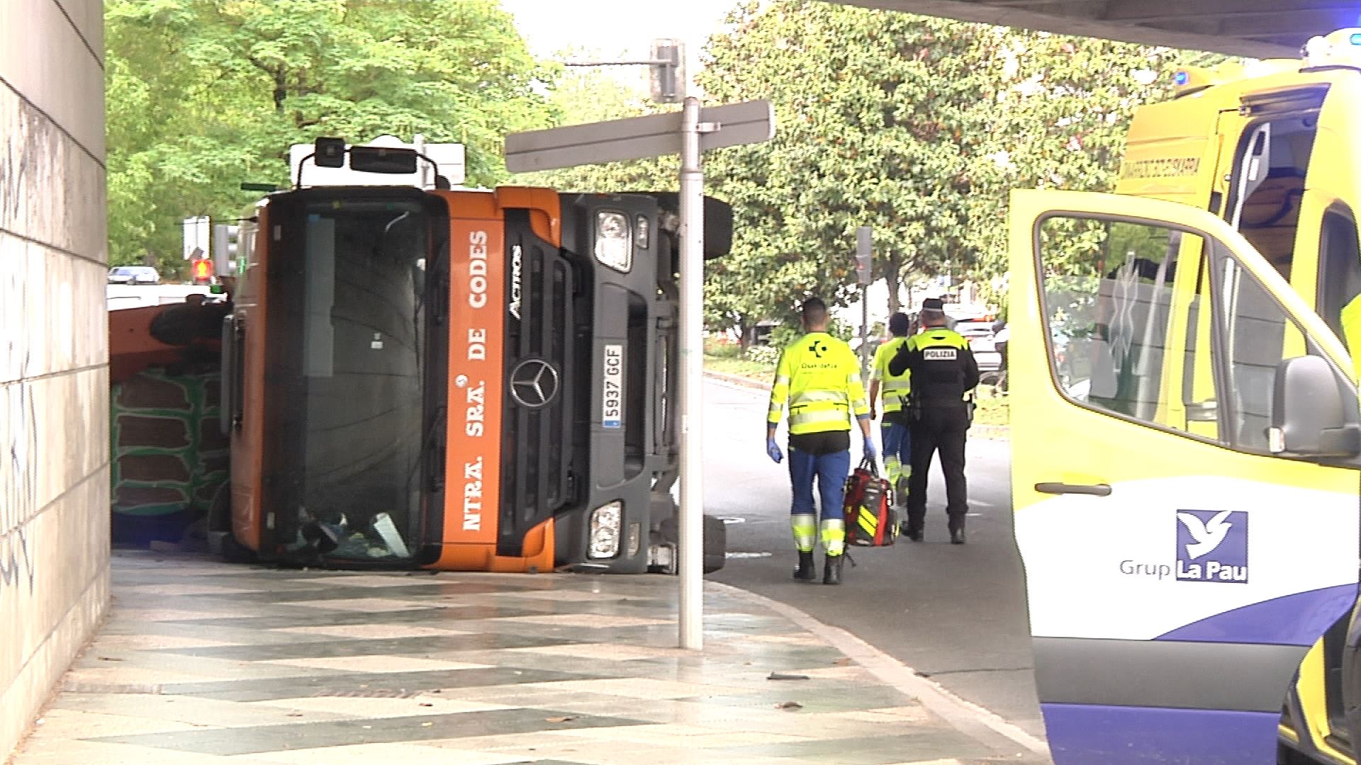 Iraulitako kamioia. EiTB Mediaren bideo batetik ateratako irudia.