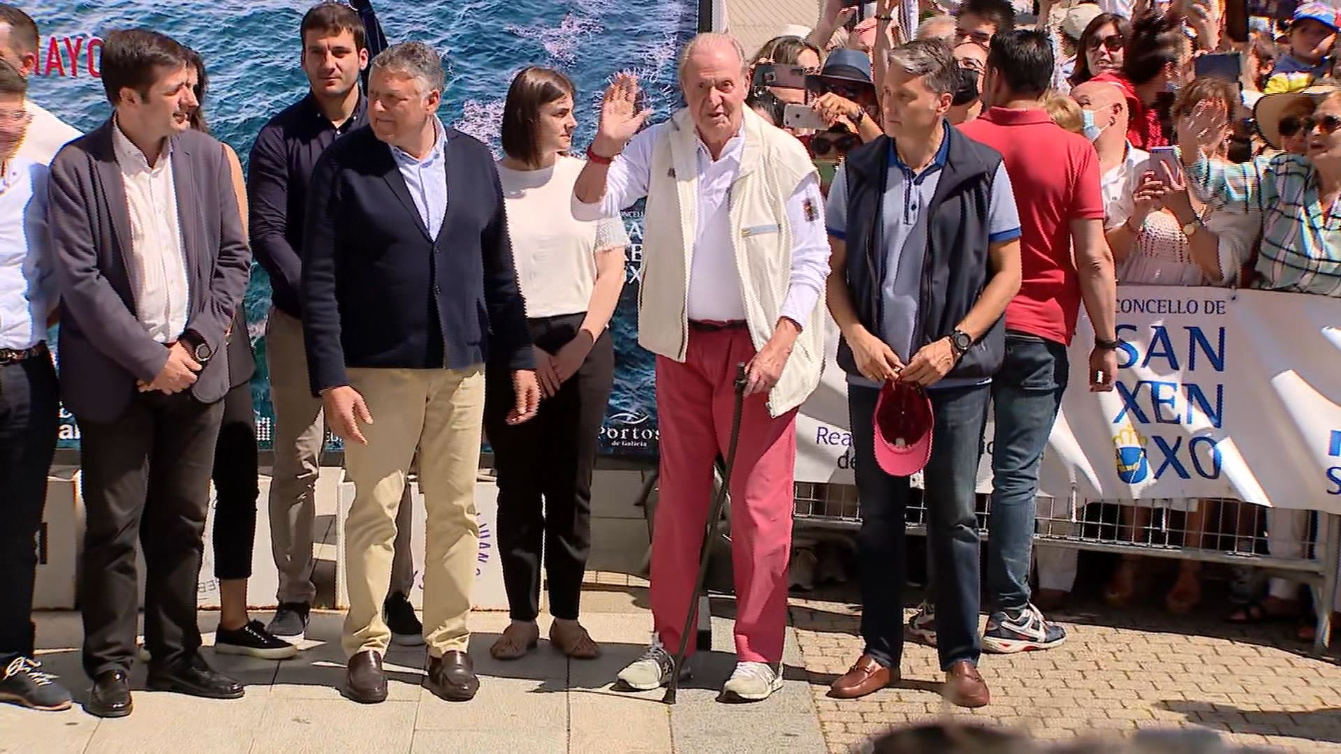 Juan Carlos I saluda a los presentes. Imagen obtenida de un vídeo de Forta.