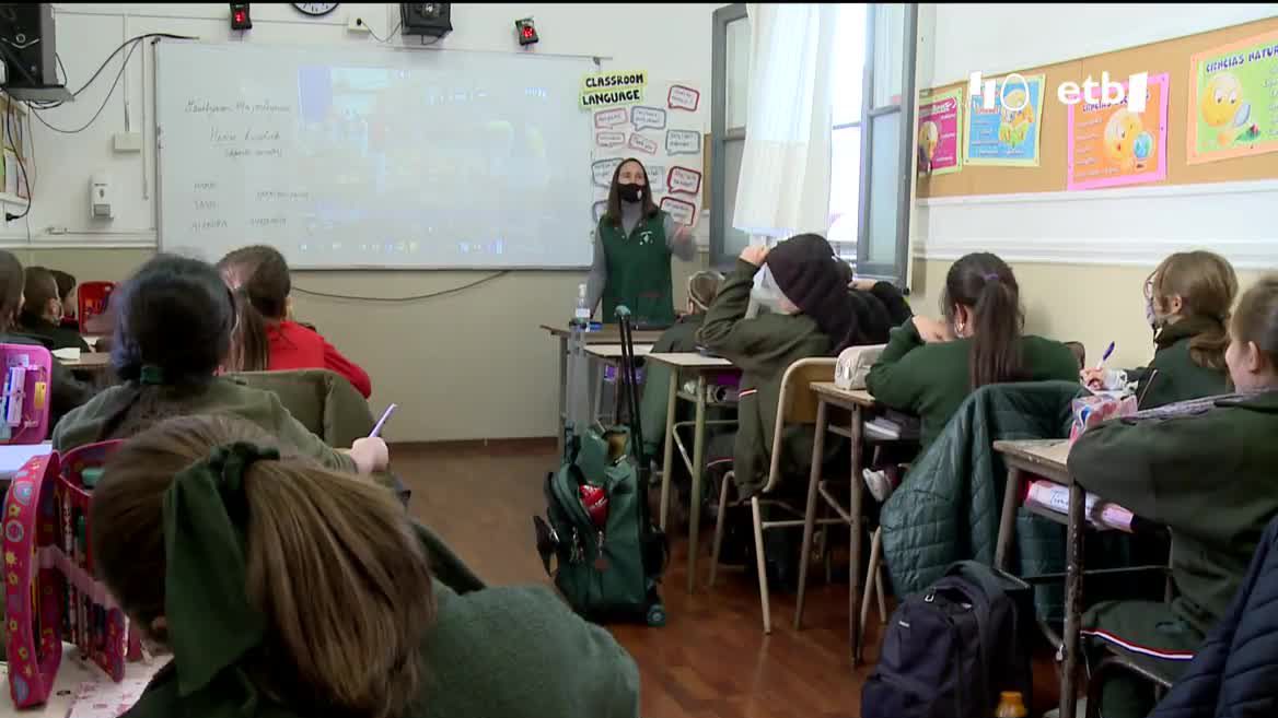 Argentinako ikasleak ETB ikusten. EITB Mediaren bideo batetik ateratako irudia.