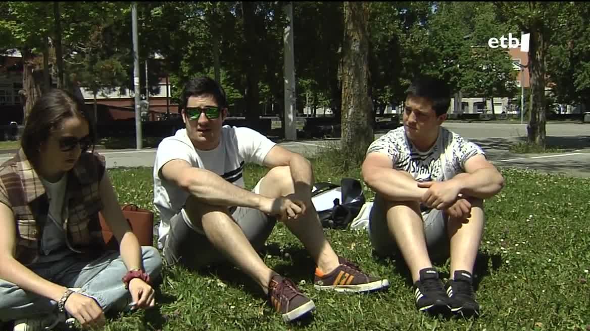 Gazte talde bat. EITB Mediaren bideo batetik ateratako argazkia