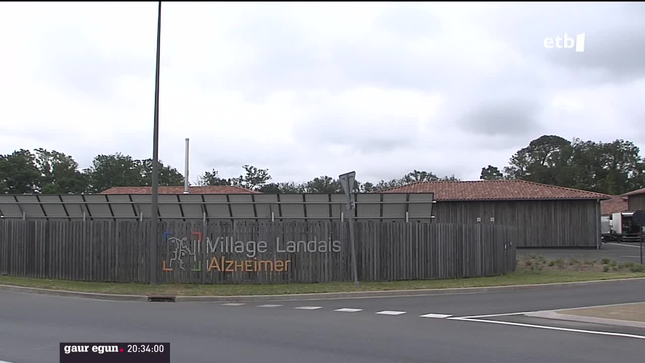 Momentuz 108 pertsona daude bertan, Akizen; alzheimerra izanagatik askatasunez bizitzeko aukera ematen die eredu honek: jatetxea dute, dendak, edo eta gimnasioa. Eguneroko gauzak egiteko aukera dute, nolabaiteko autonomiaz.