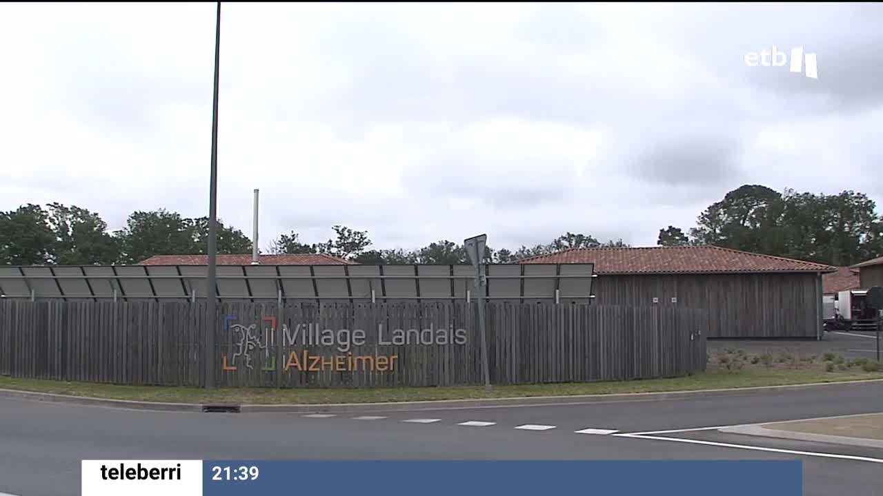 A apenas una hora de Euskal Herria, en la localidad de Akize, se encuentra la aldea Village Lande Alzheimer. Esta aldea acoge a 108 personas que padecen alzheimer, y su función es tratar la enfermedad desde un punto de vista social.