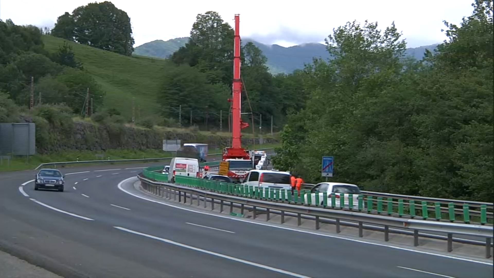 Una grúa retira el remolque. Imagen obtenida de un vídeo de EITB Media.