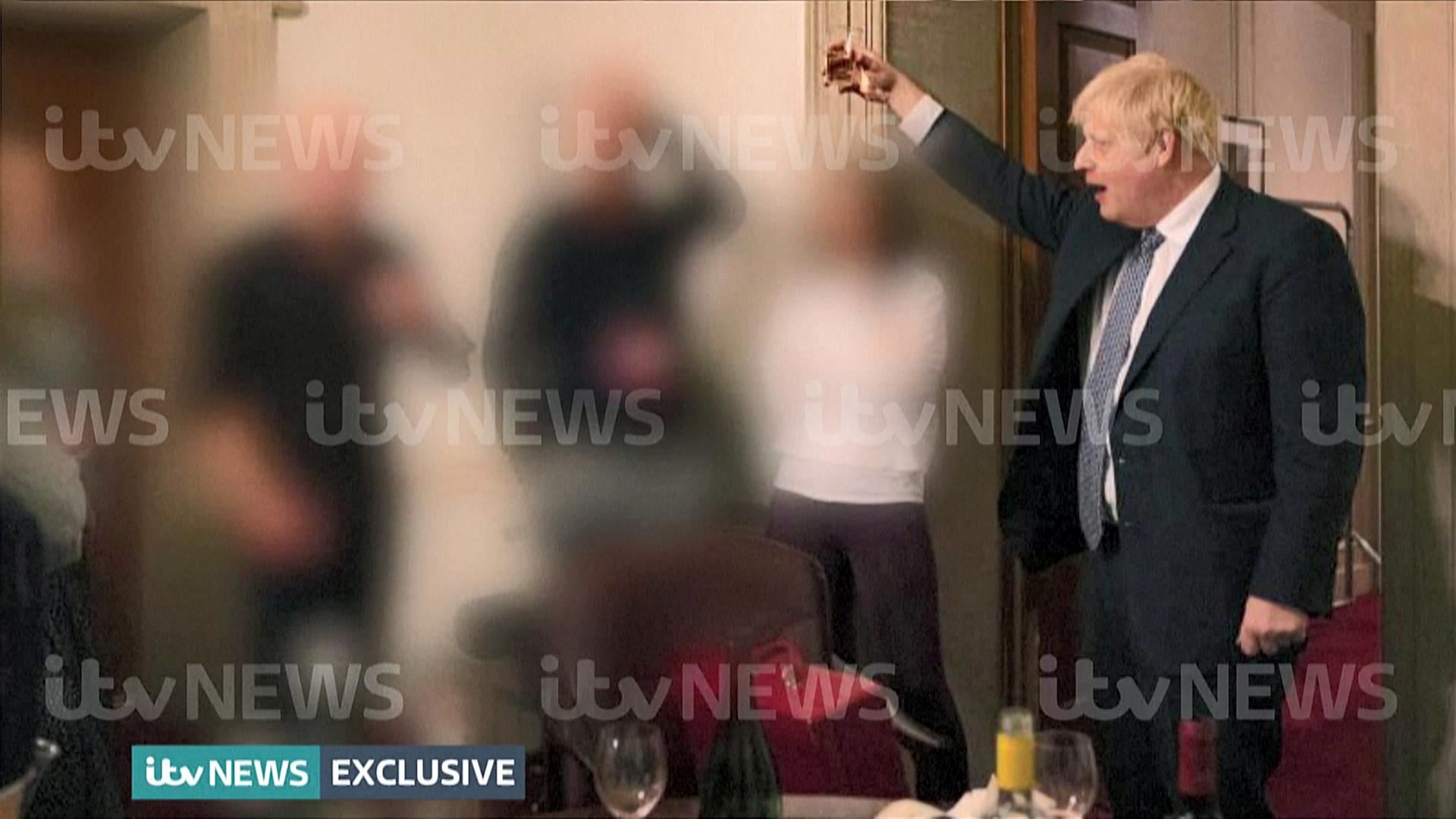 Johnson en una las fiestas investigadas. Imagen: itvNEWS.