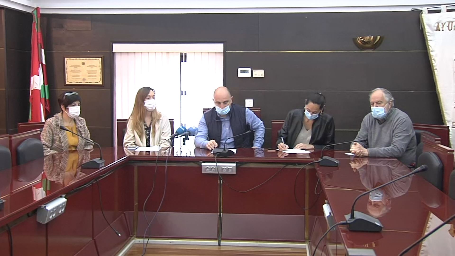 Lectura de la declaración institucional. Imagen obtenida de un vídeo de EITB Media.