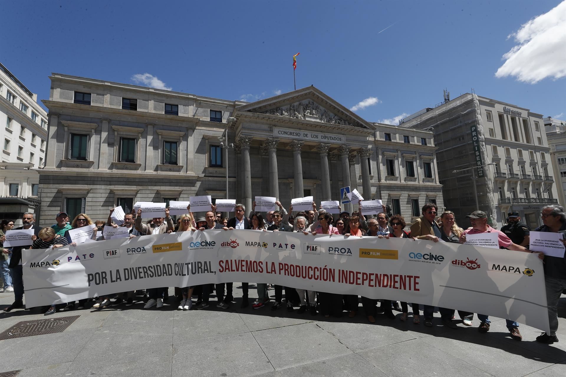 Protesta de productoras el miércoles, ante el Congreso de los Diputados. EFE