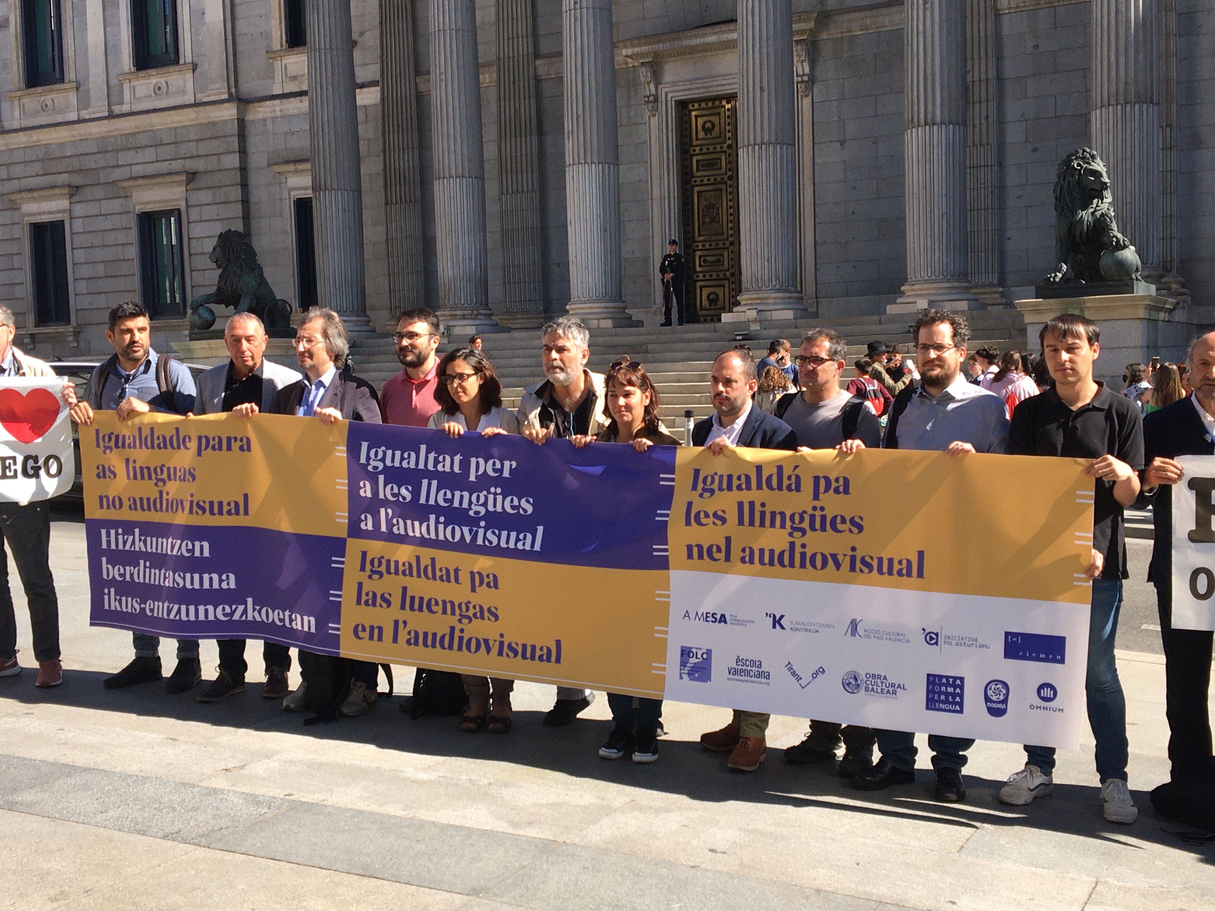 Elkarretaratzea Diputatuen Kongresuko atarian. Irudia: Euskalgintzaren Kontseilua