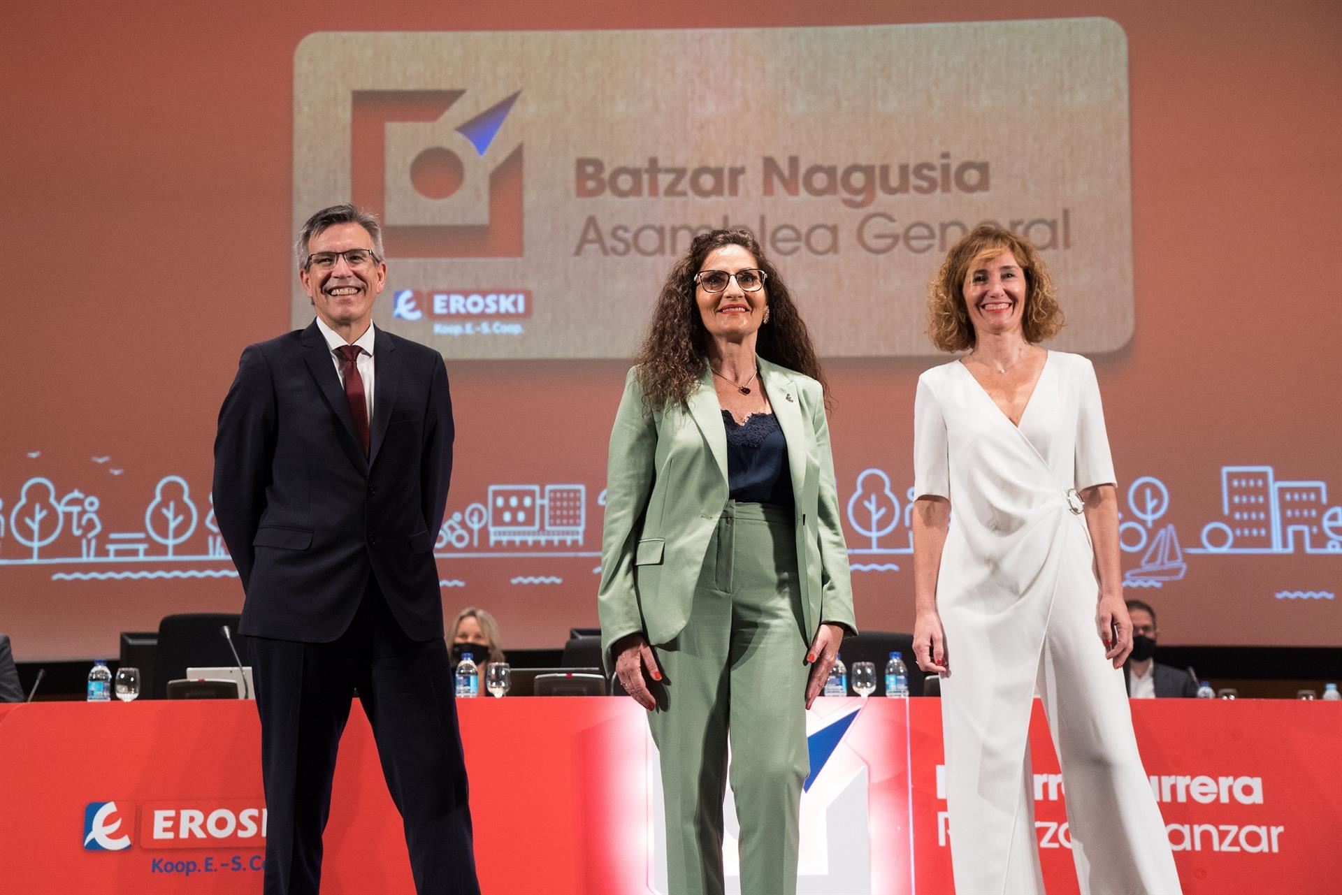 Agustin Markaide, Rosa Carabel eta Leire Mugerza. Argazkia: EFE