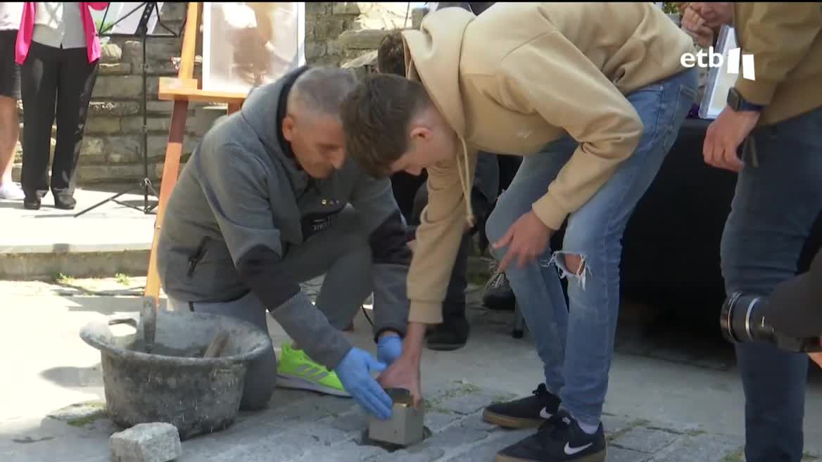 Colocan baldosa 'Stolperstein' en Busturia. Imagen obtenida de un vídeo de EITB Media