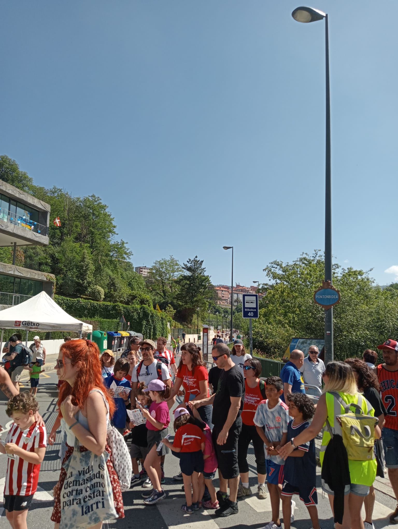 Hainbat familia Ibilaldiko ibilbidean. Argazkia: EITB Media.