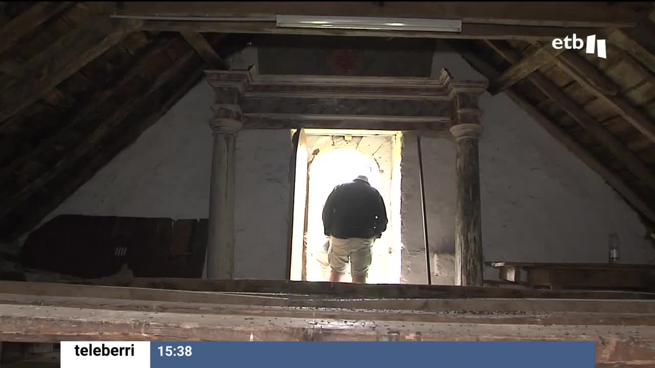 A finales de 2018, el candelabro de 800 años de la ermita de la localidad desapareció. Ahora, tres años y medio después, ha aparecido frente al Ayuntamiento con una nota ¿Qué pone y quién ha escrito la nota?