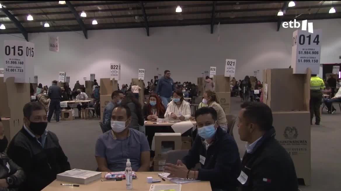 Por primera vez en la historia, Colombia podría tener un presidente de izquierdas. En la primera vuelta, son tres los candidatos que tienen más opciones de pasar a la segunda. Ya son miles y miles los ciudadanos que han depositado su voto, tanto en el país como en el extranjero.