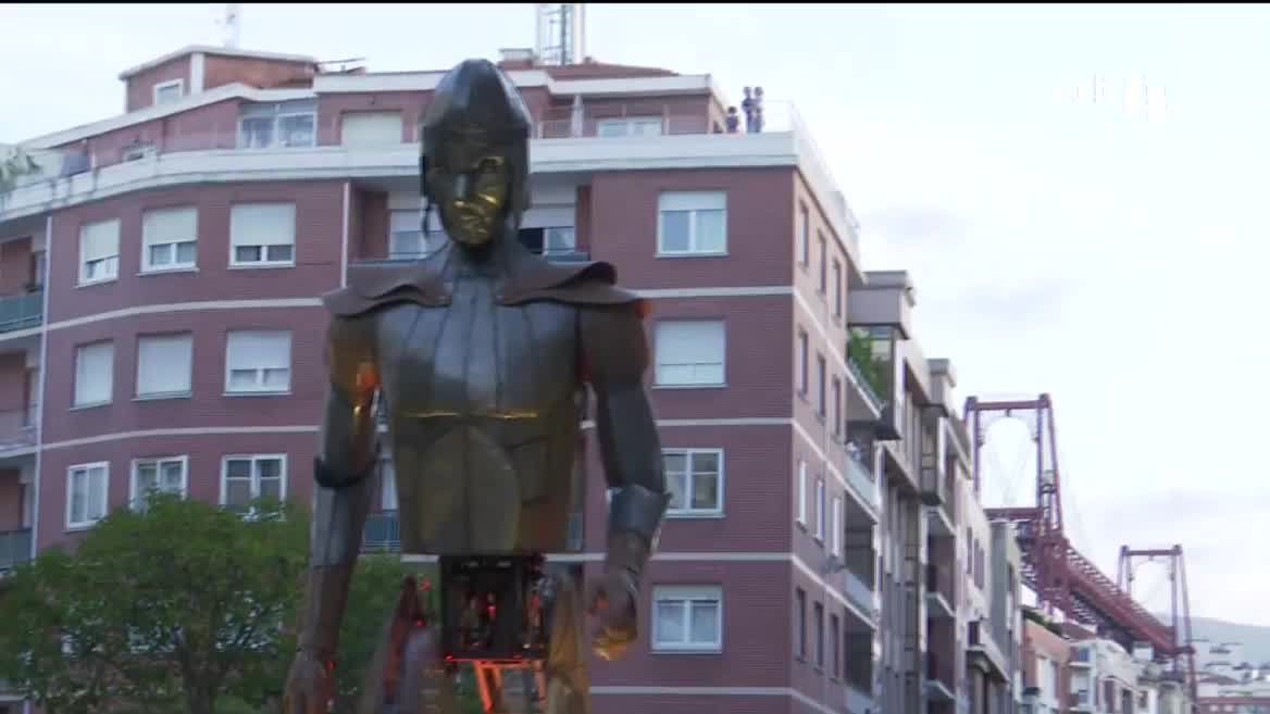Durante cinco meses, Getxo (Bizkaia) disfrutará de diferentes actividades culturales en distintos puntos del municipio. Todas las propuestas serán en euskera, y hoy, domingo, los vecinos y vecinas han podido ver el espectáculo "Aquiles", con un gigante que ha partido desde el Puente Bizkaia.