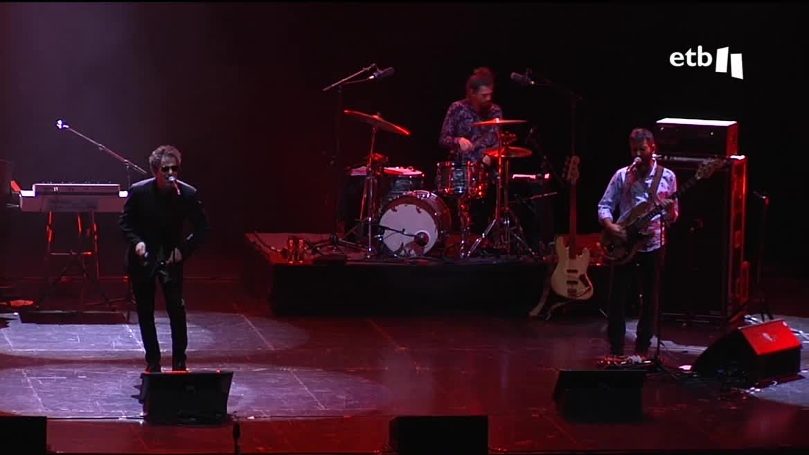 El artista Andrés Calamaro ha visitado este domingo el Auditorio del Euskalduna para presentar su último trabajo: "Dios los cría". Un trabajo en el que le han acompañado, entre otros, Julieta Venegas, Leiva, Carlos Vives, C Tangana, Alejandro Sanz o Julio Iglesias.