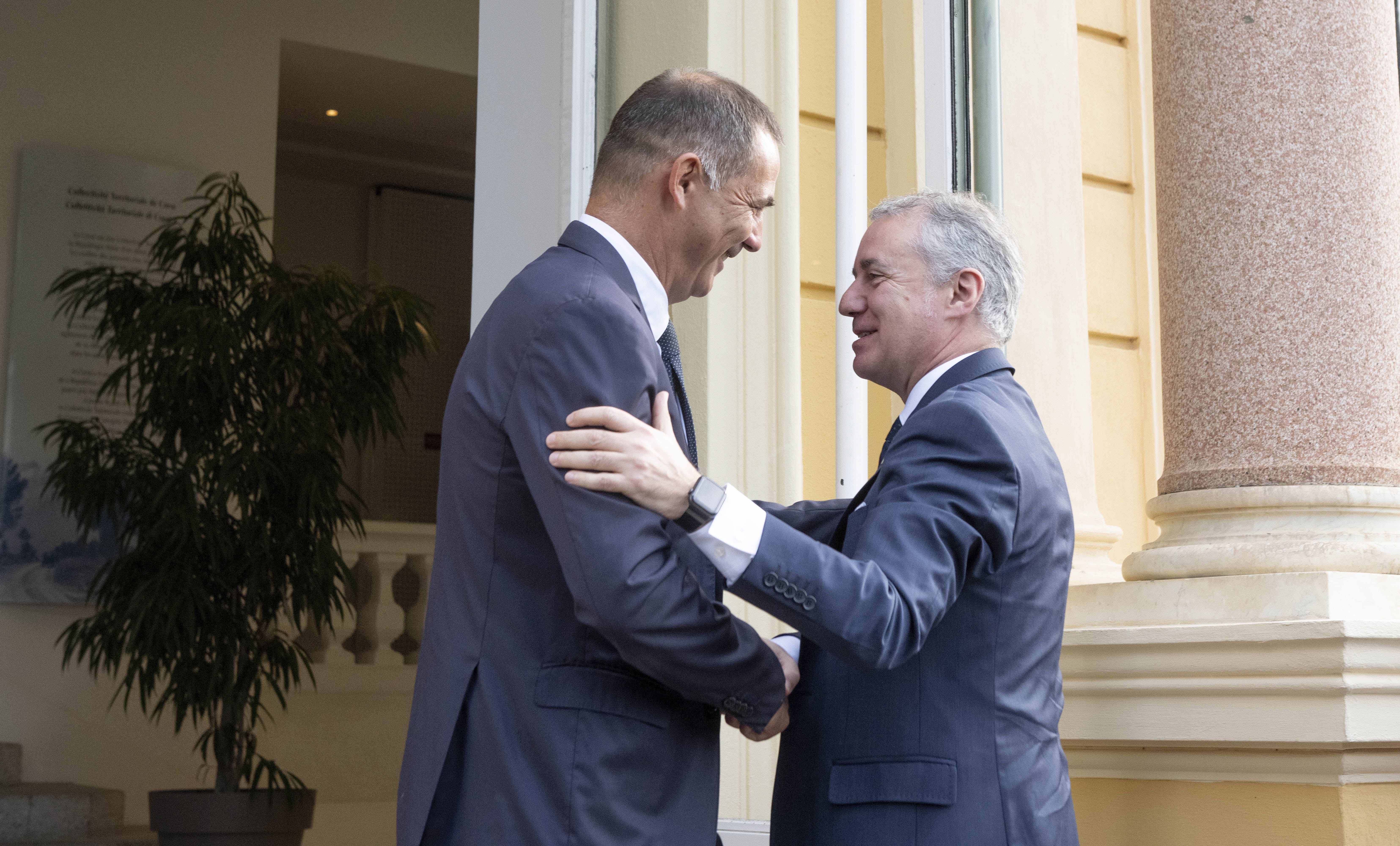 Iñigo Urkulluren eta Gilles Simeoniren arteko agurra. Argazkia: Irekia.