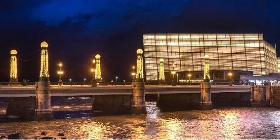 El puente de la Zurriola con el Kursaal iluminado al fondo