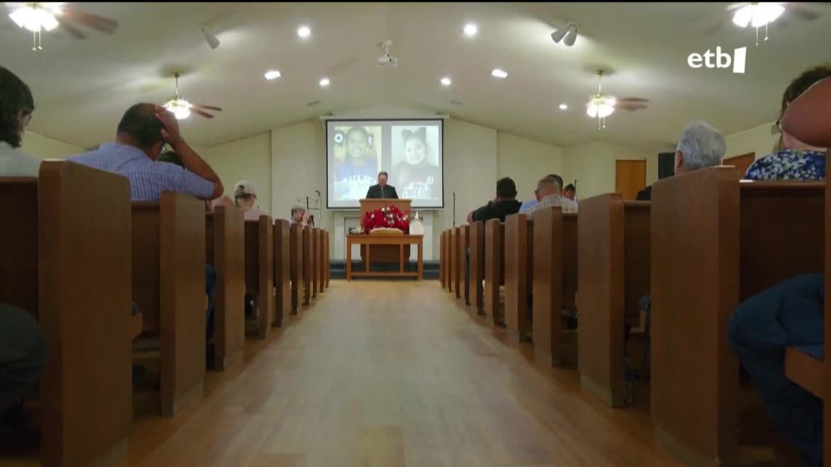 Biktimen aldeko meza. Agentzietako bideo batetik ateratako irudia.