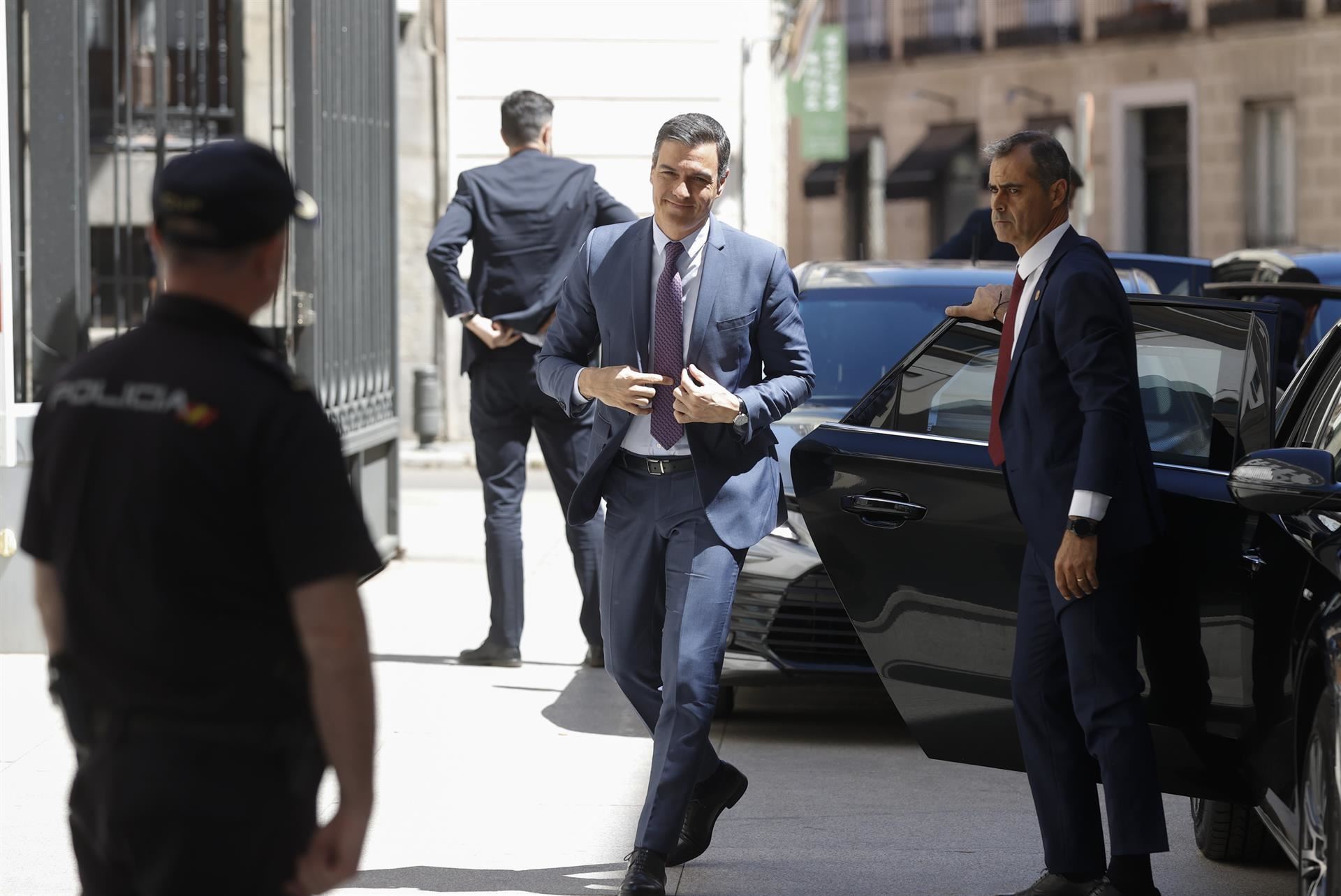 Pedro Sánchez, a su llegada hoy al Congreso. EFE