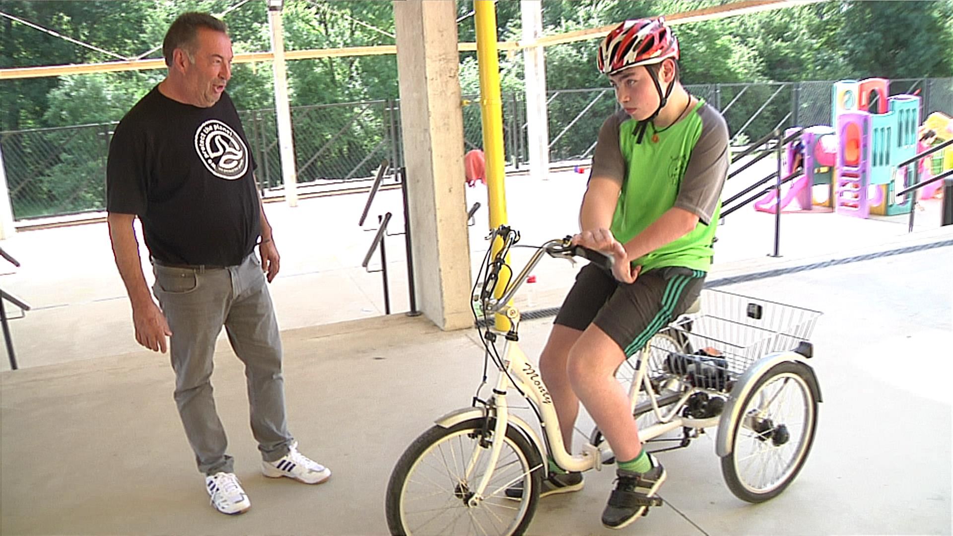 Aimar aitarekin. EITB Mediaren bideo batetik ateratako irudia.