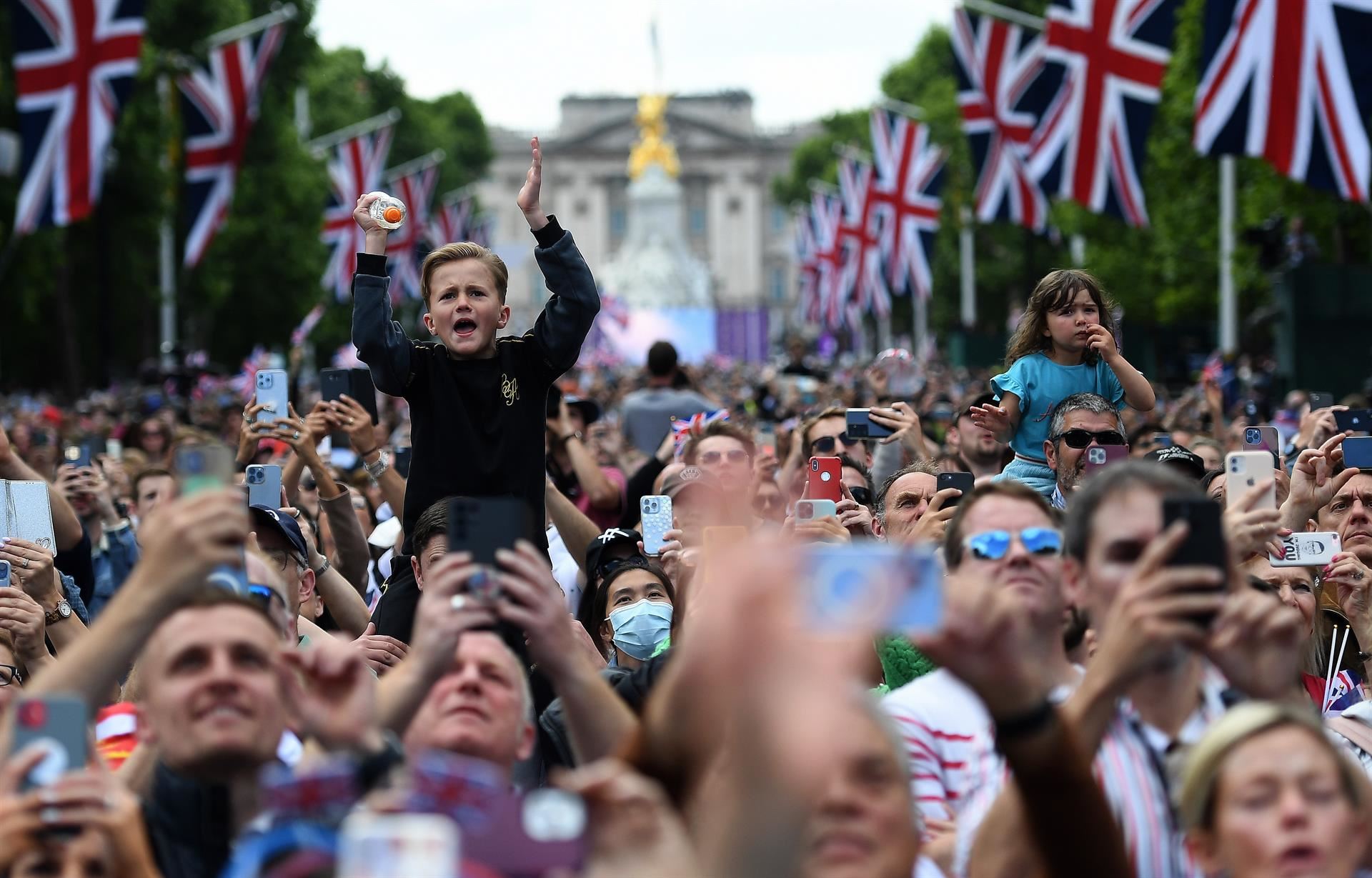 Multitud frente al palacio Buckingham. Foto: EFE
