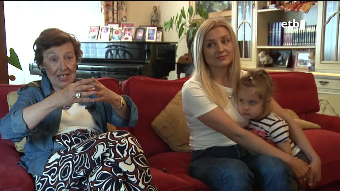 Adela Bueno eta Olena Hromova. EITB Mediaren bideo batetik ateratako irudia.