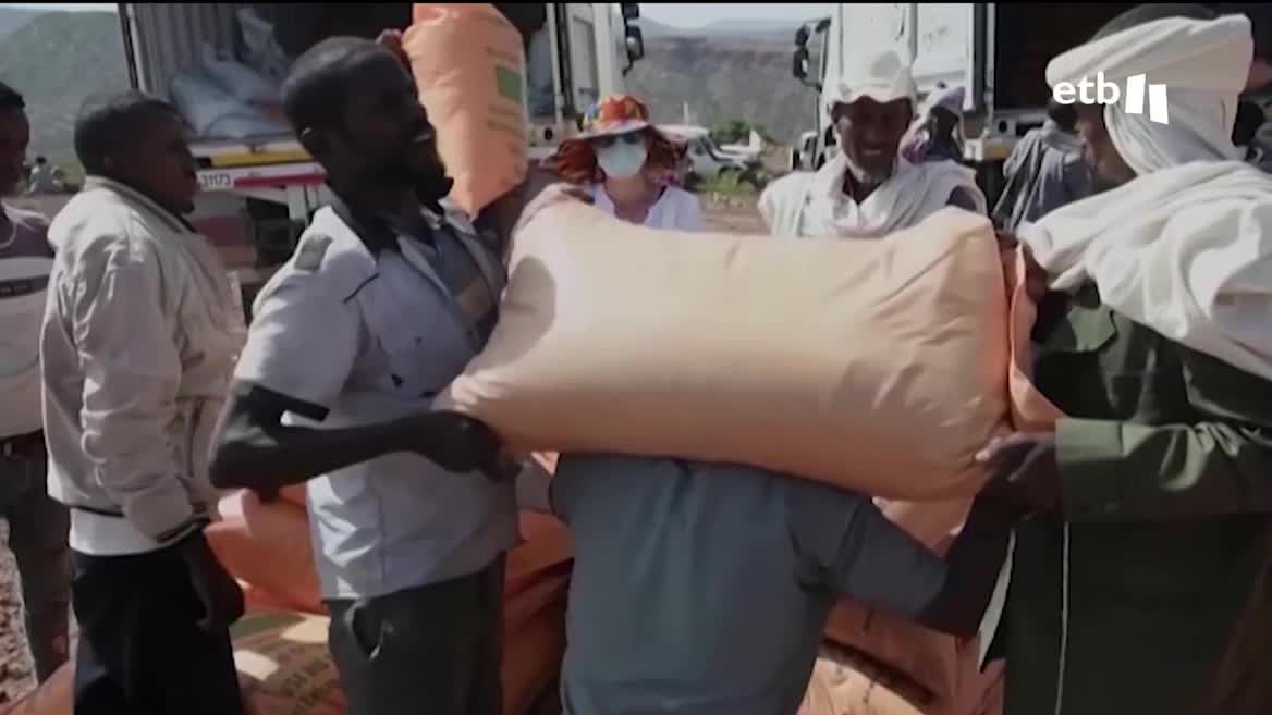 La guerra está provocando una crisis alimentaria. Los puertos de Ucrania están bloqueados, lo que hace que los cereales se acumulen en ellos. Mientras buscan una solución, ha provocado un encarecimiento de los precios en los países desarrollados, y la escasez de alimentos en los más pobres.