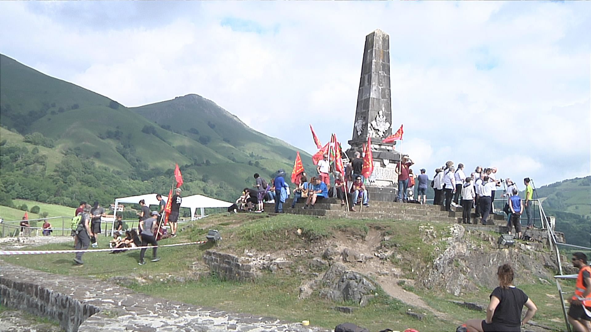 Hainbat lagun gaur, Amaiurren. EITB Mediaren bideo batetik hartutako irudia.
