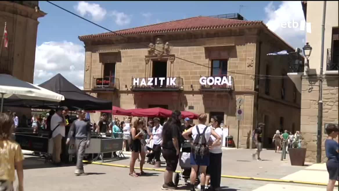 En Labastida, miles de personas celebran este domingo la Fiesta de la Escuela Pública Vasca. Divididos en seis espacios, los asistentes cuentan con un amplio programa de actividades sin olvidar que la de hoy es una jornada también de reivindicación.