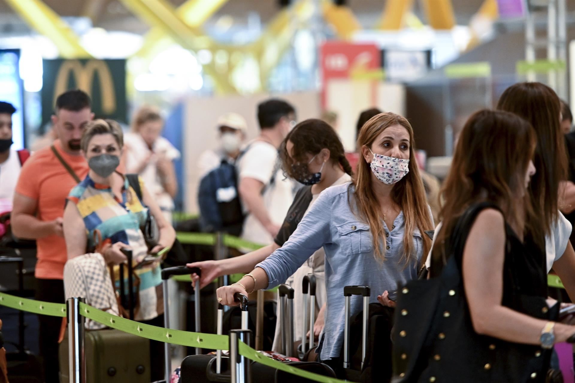 Pasajeros en la cola de facturación de un aeropuerto