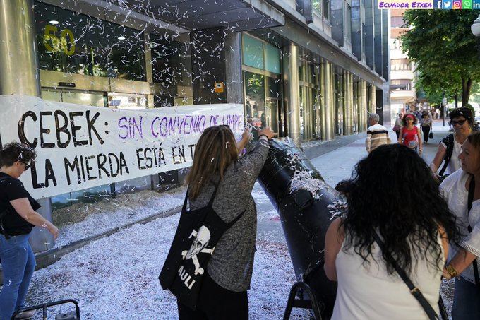 Las trabajadoras han vaciado seis bolsas de papel triturado ante la sede de Cebek.