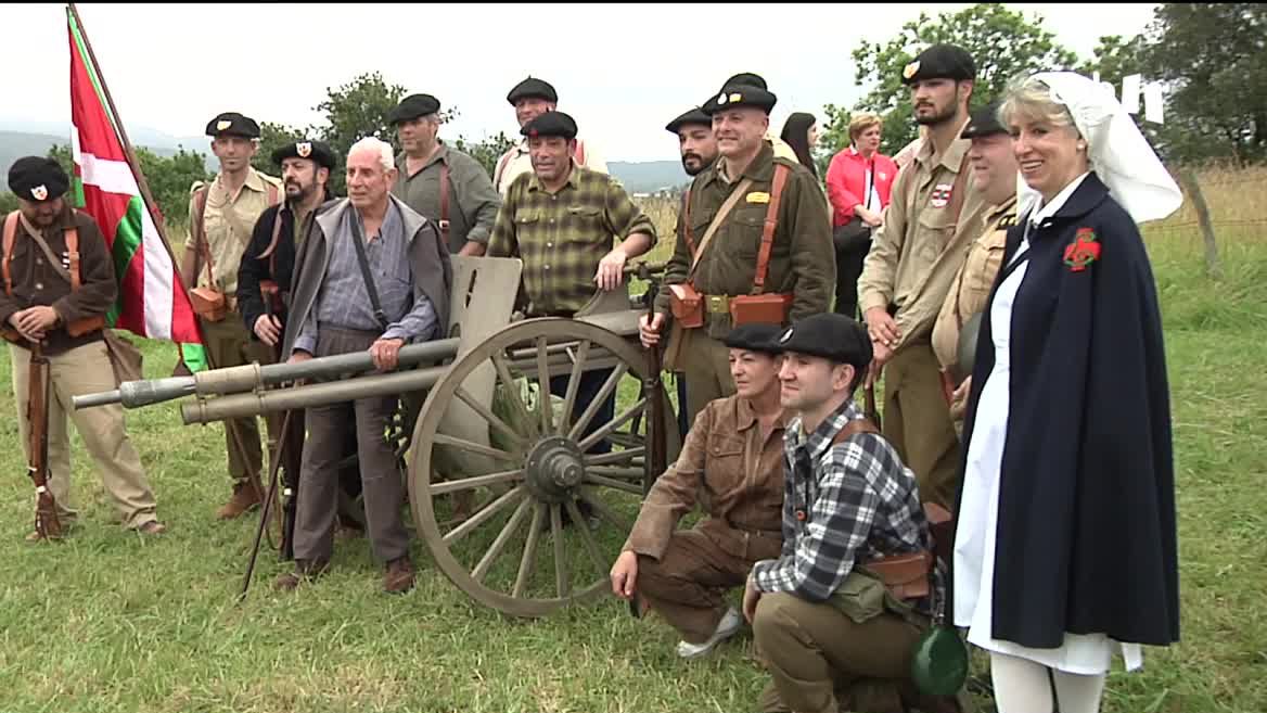 Aquel día las tropas franquistas rompieron el Cinturón de Hierro de Bilbao. Unas 100 personas han participado hoy en la recreación que conmemora aquella batalla.
