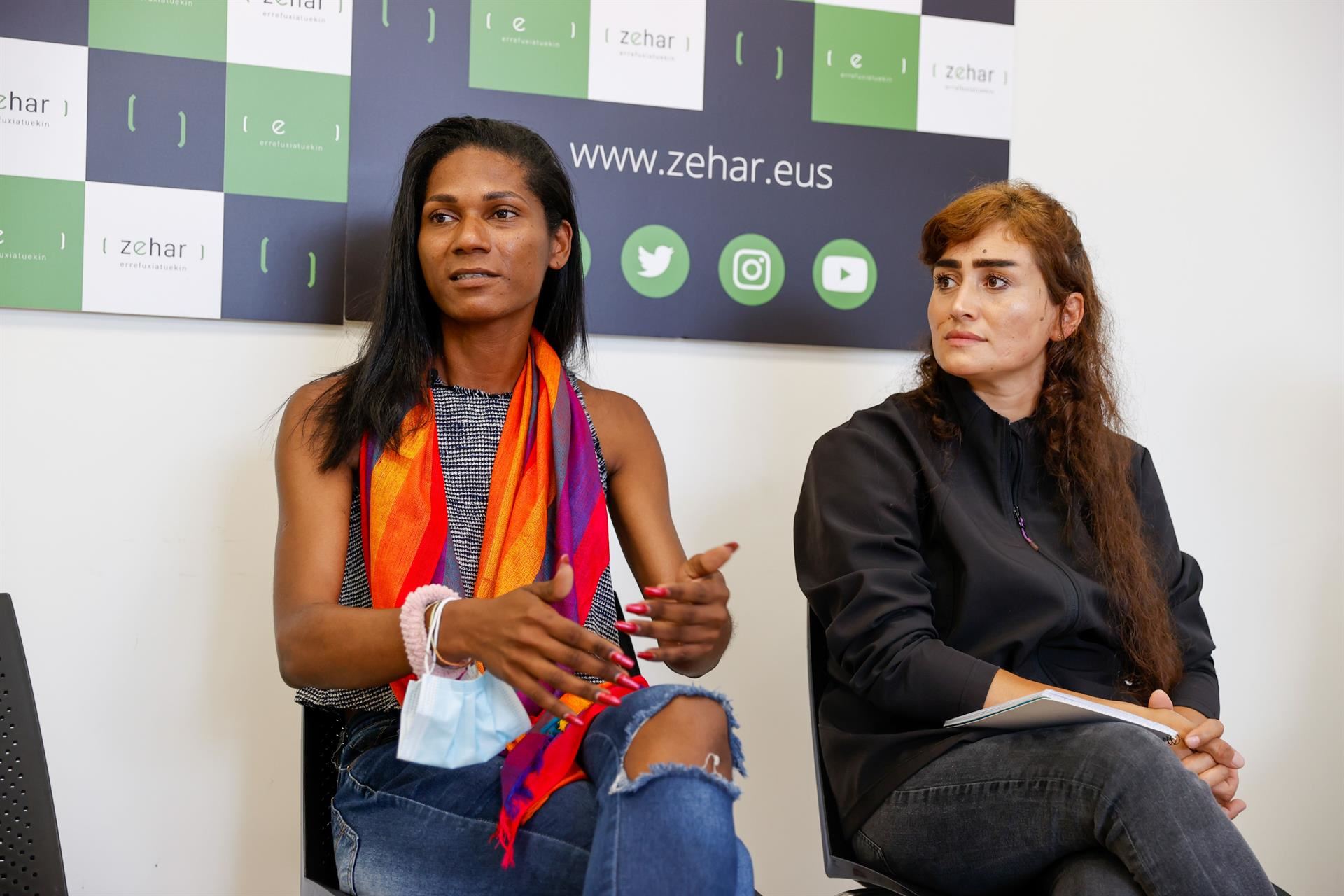 Khatera Dadfer refugiada de Afganistán, y Fernanda Falcäo refugiada de Brasil, hoy. EFE