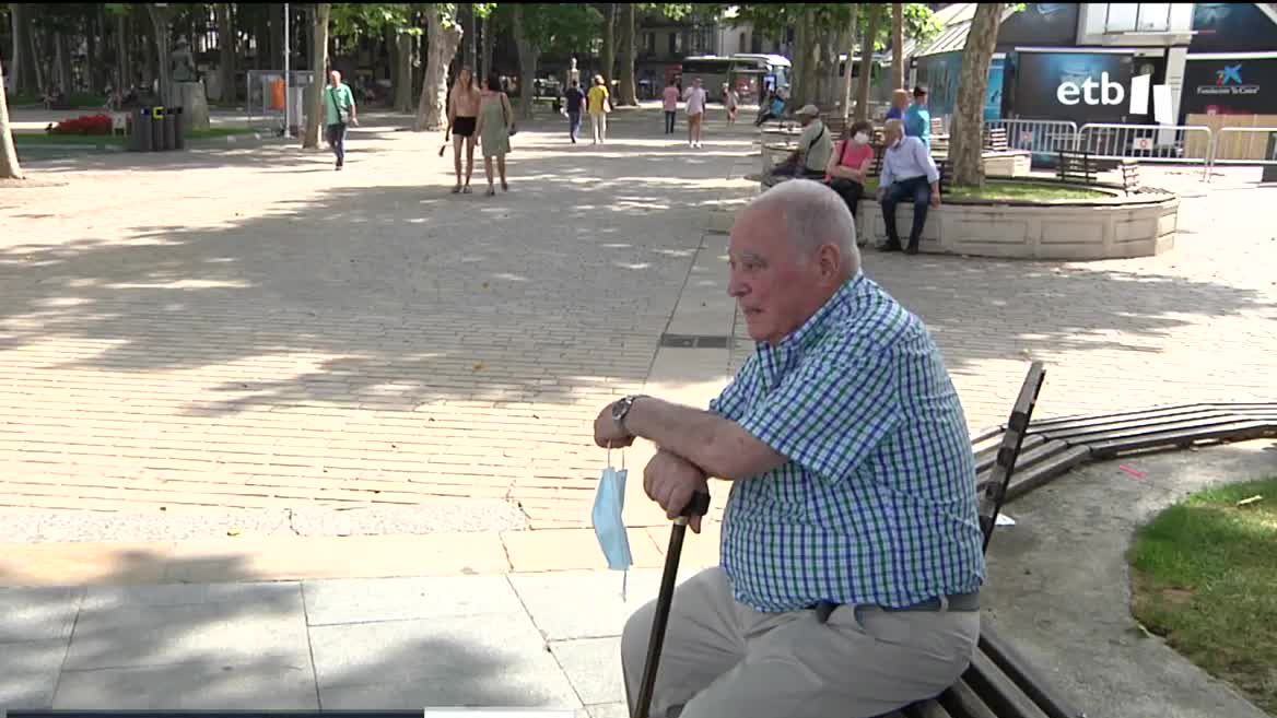 Persona mayor a la sombra. Imagen: EITB Media