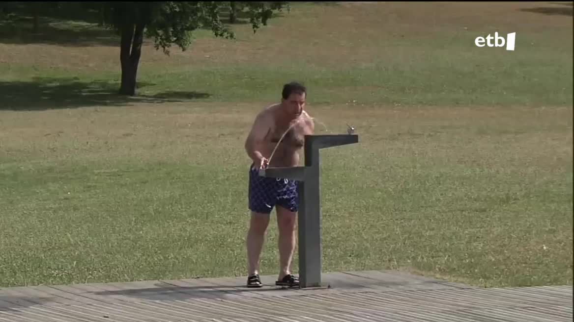 Jendea freskura bila. EITB Mediaren bideo batetik ateratako irudia.