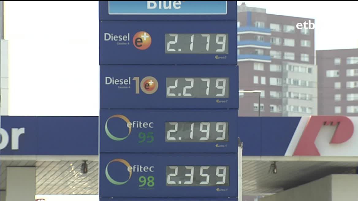 Gasolindegi bat. EITB Mediaren bideo batetik ateratako irudia.