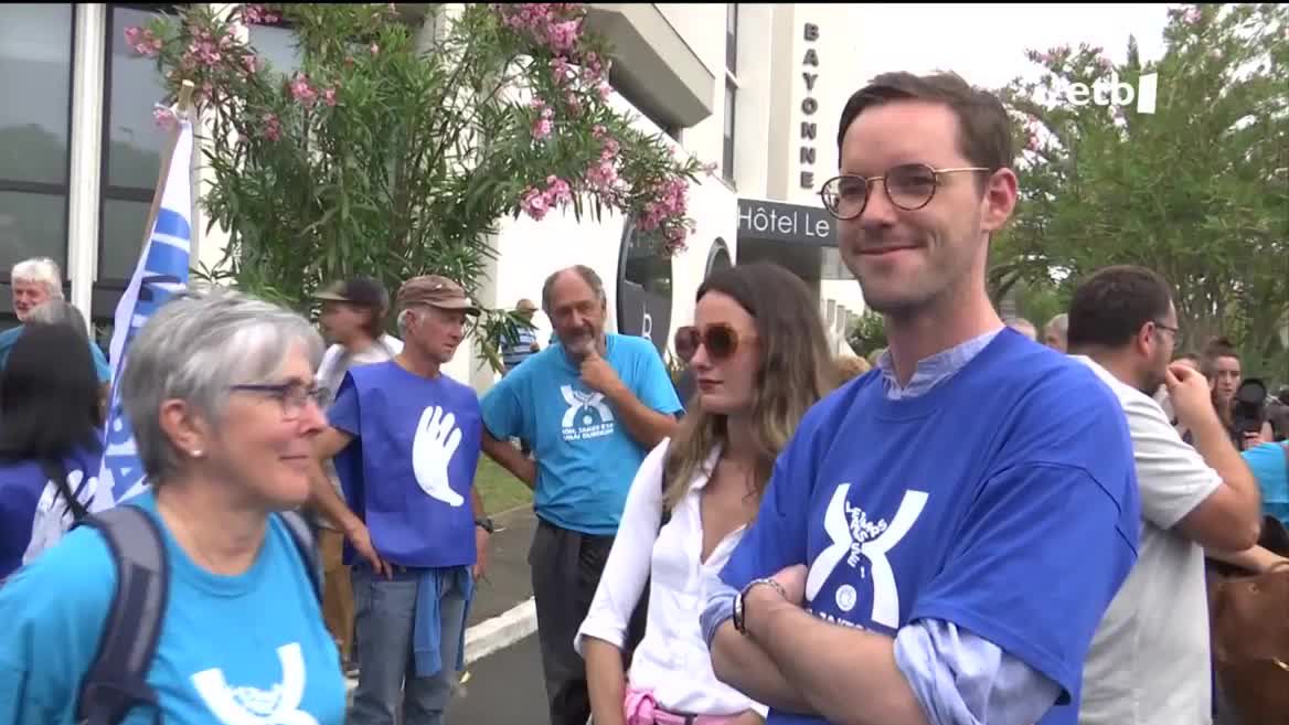 Asanblea Nazionala berritzeko hauteskundeak egingo dituzte igandean Frantzian. Legislatiboen lehen itzulian bezala, lehia estua espero da bigarren buelta honetan ere Macronen koalizioaren eta Melenchonen ezkerreko aliantzaren artean. Abstentzio handia espero da baita ere.