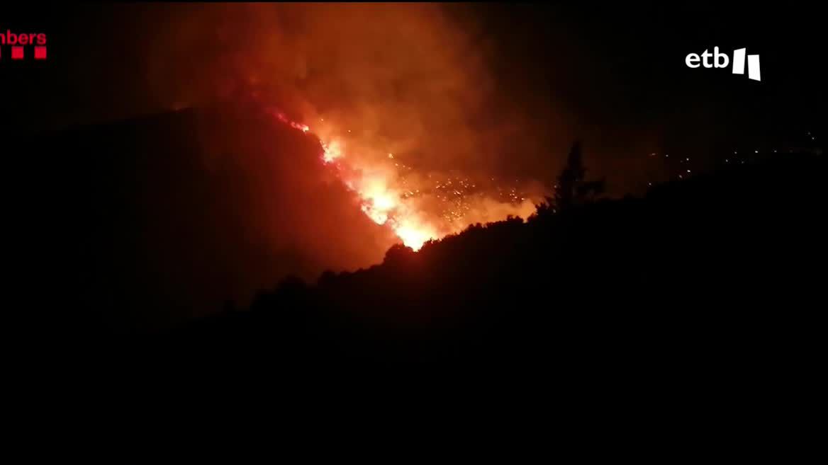 Hay activos varios focos en distintos puntos del Estado español, en Lleida, Castellón o Cáceres, por ejemplo. El más grance se encuentra en la Sierra de la Culebra, en Zamora, y parece que tras las labores de extinción y la condiciones meteorológicas favorables las llamas empiezan a dar un respiro.