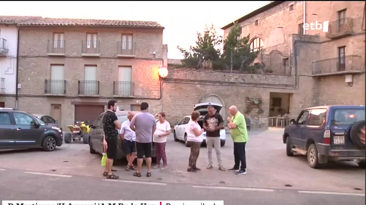 San Martin Unx ingurua erabat erreta egon arren, herriak zutik iraun du. Gazte batzuk herrian geratu ziren, suhiltzaileei laguntzeko. Oraindik foku txiki batzuek piztuta jarraitzen dute, kontrolpean.