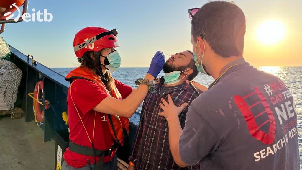 Miembros de la tripulación asisten a las personas rescatadas. Foto: EITB Media