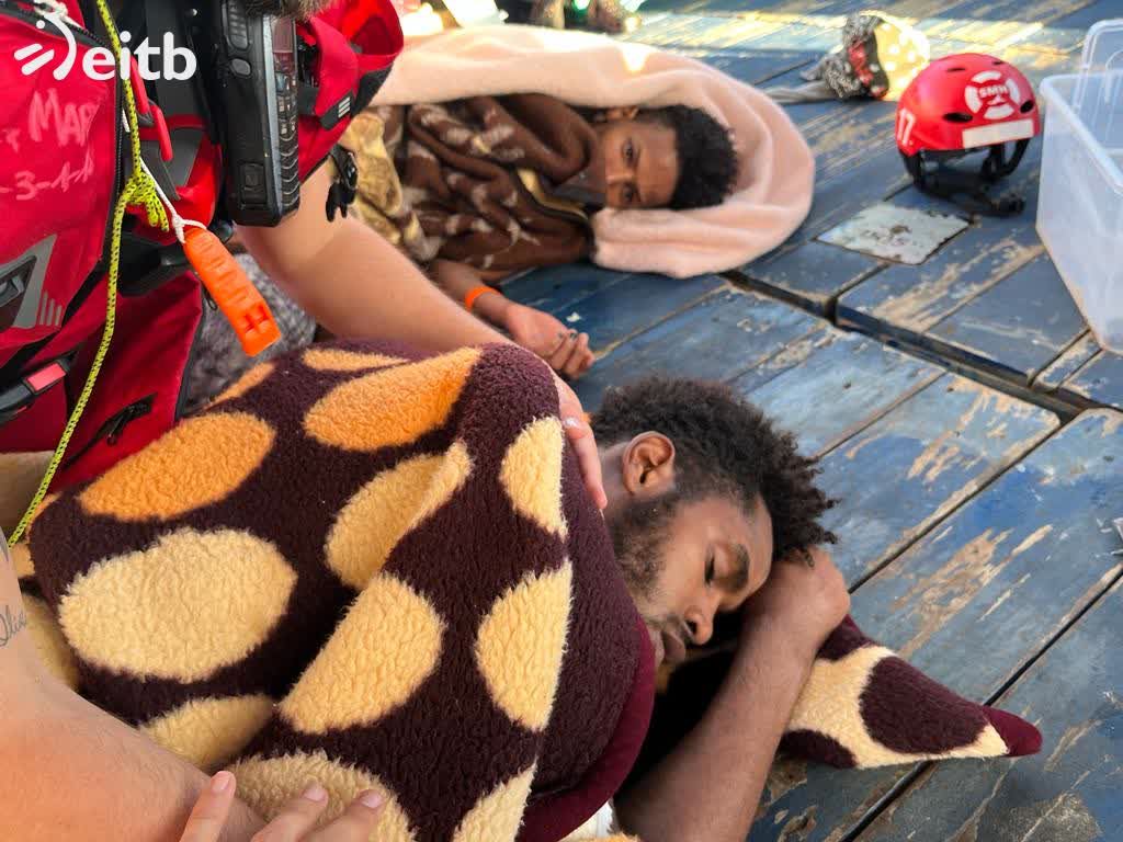 Dos migrantes descansan tras ser rescatados. Foto: EITB Media