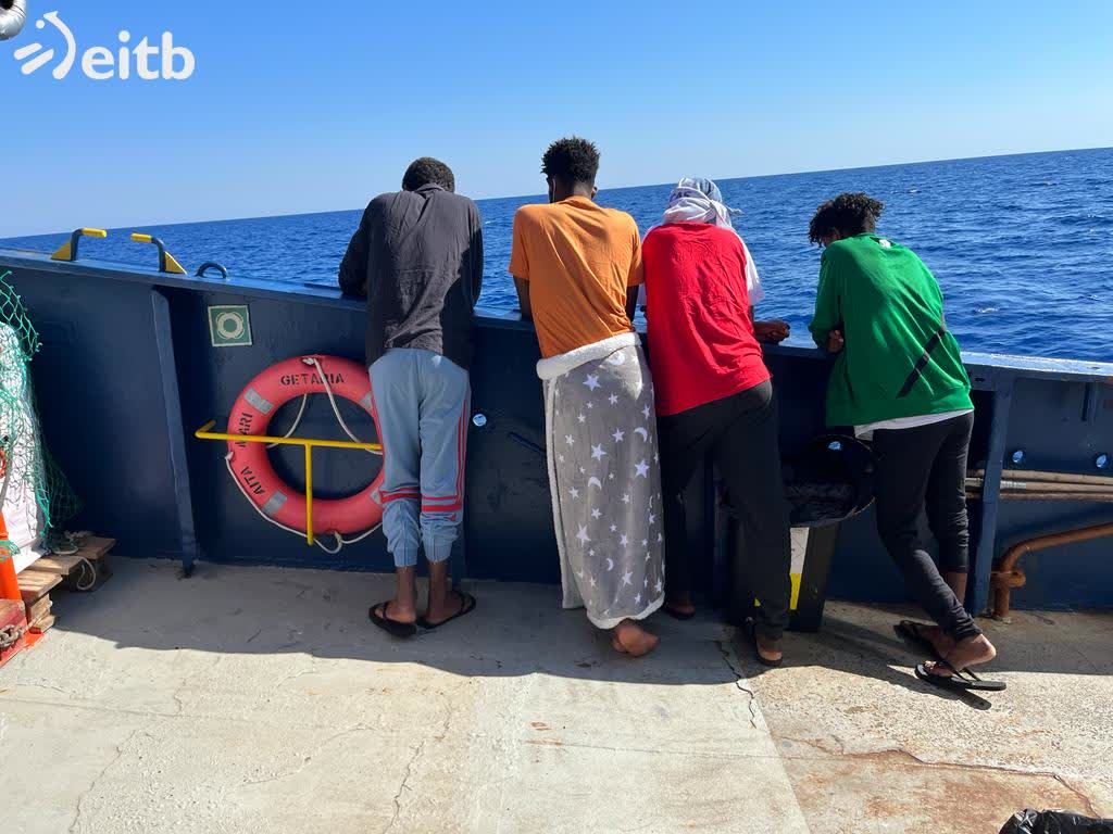 Migrantes descansan tras ser rescatados. Foto: EITB Media