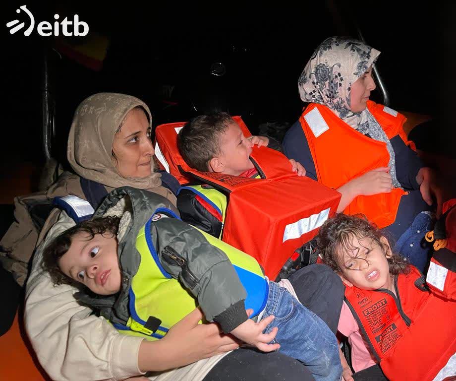 Migrantes descansan tras ser rescatados. Foto: EITB Media